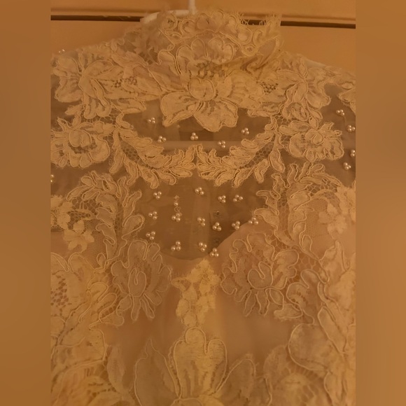 Ivory wedding gown. Size 6 - Picture 2 of 13